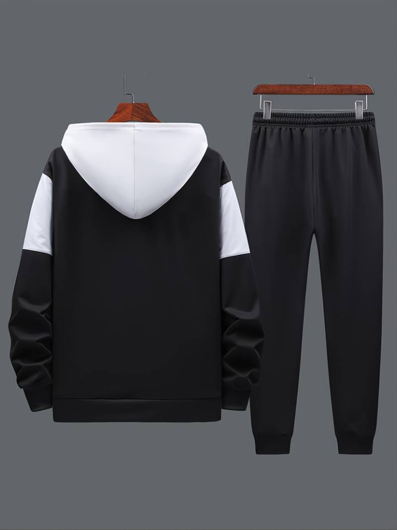 Sett med jakke med hette og joggebukse