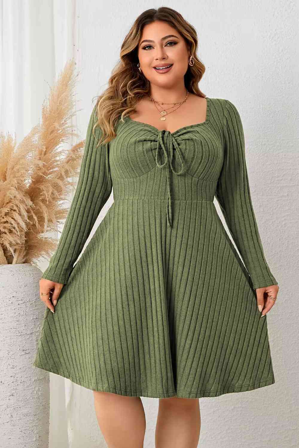 Ribbestrikket kjole med utringning i plus size