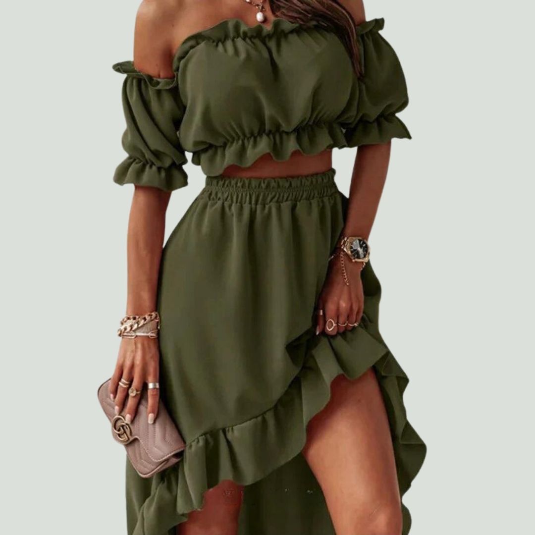 Kjole med off-the-shoulder-ruff og høy, lav nederkant