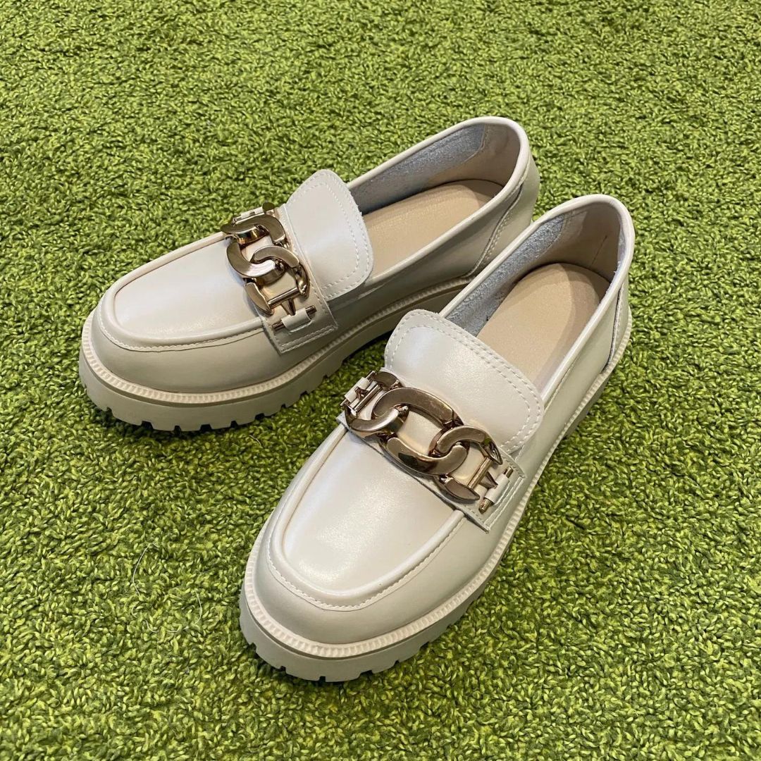 Klassisk loafer med kjededetaljer