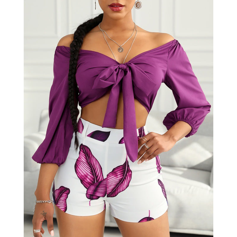 Sett med off-the-shoulder crop top og shorts med bladtrykk