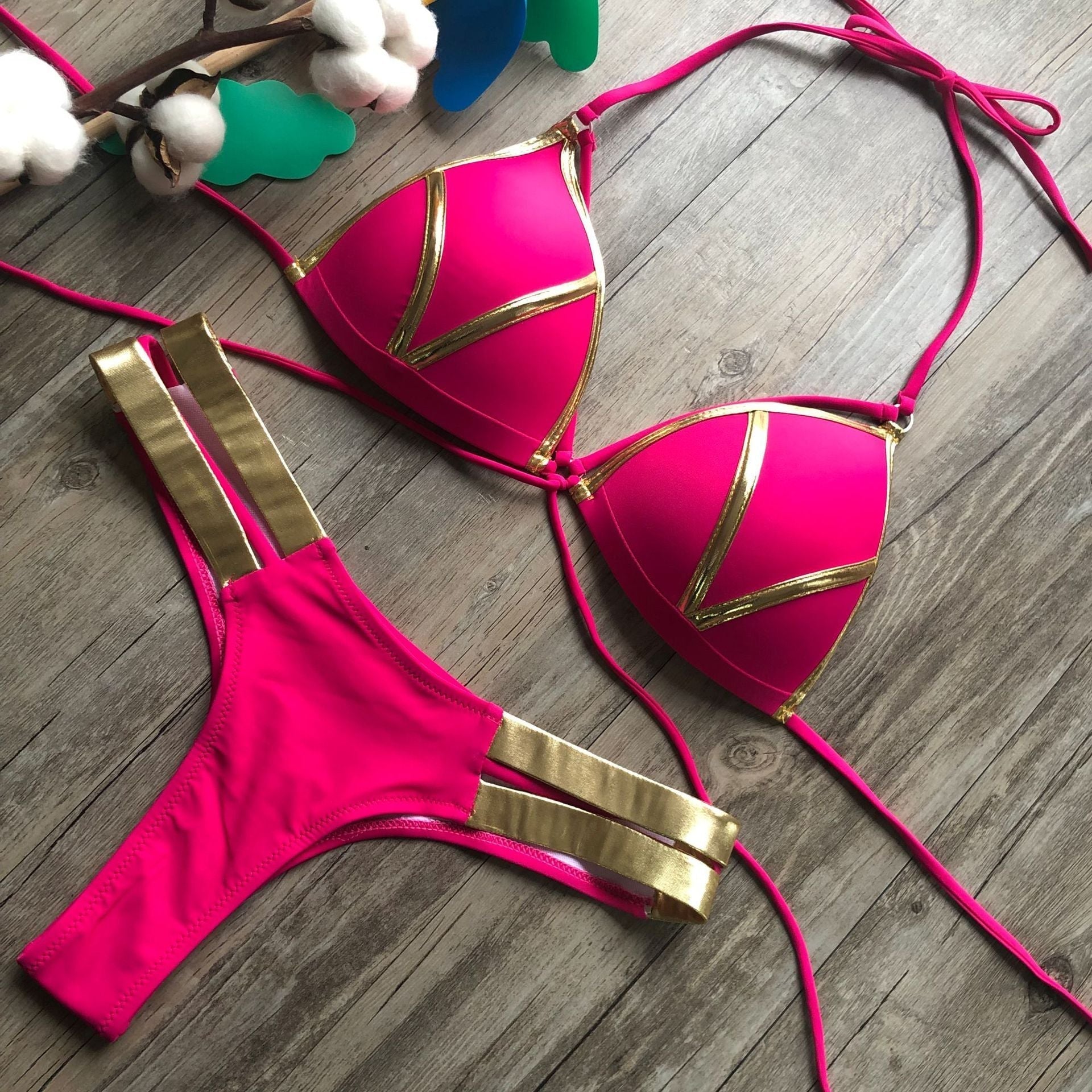 Stilig bikini med bronsefargede sider