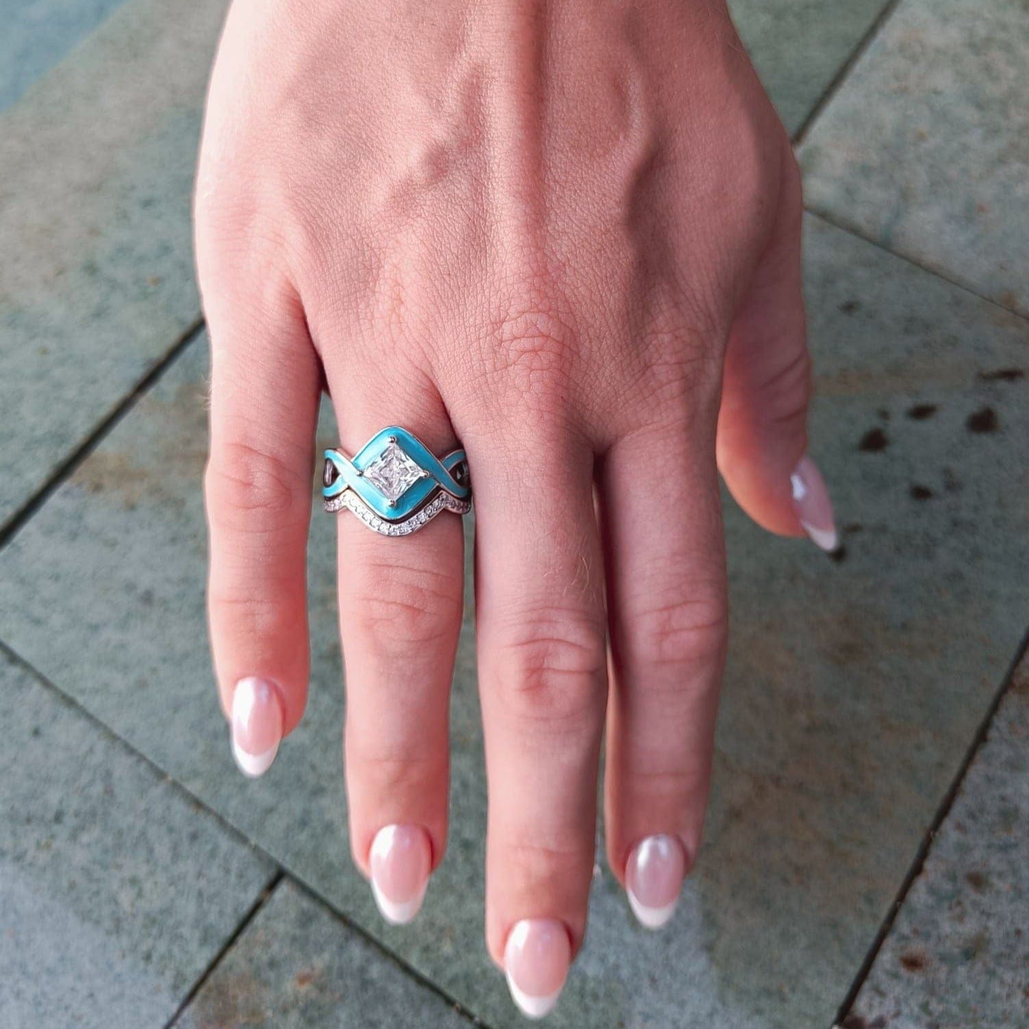 Snodd ring med firkantet krystall