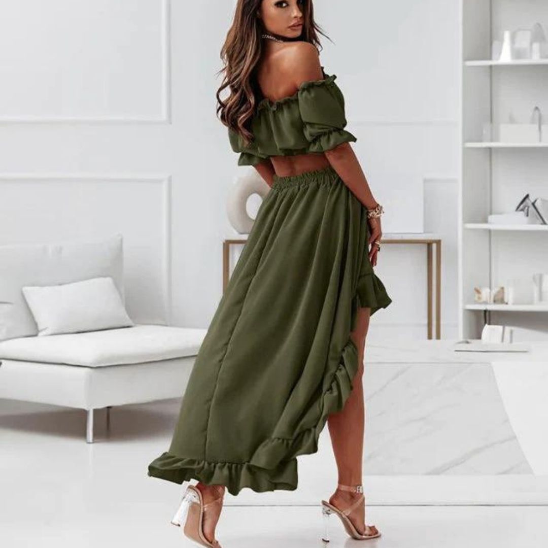 Kjole med off-the-shoulder-ruff og høy, lav nederkant