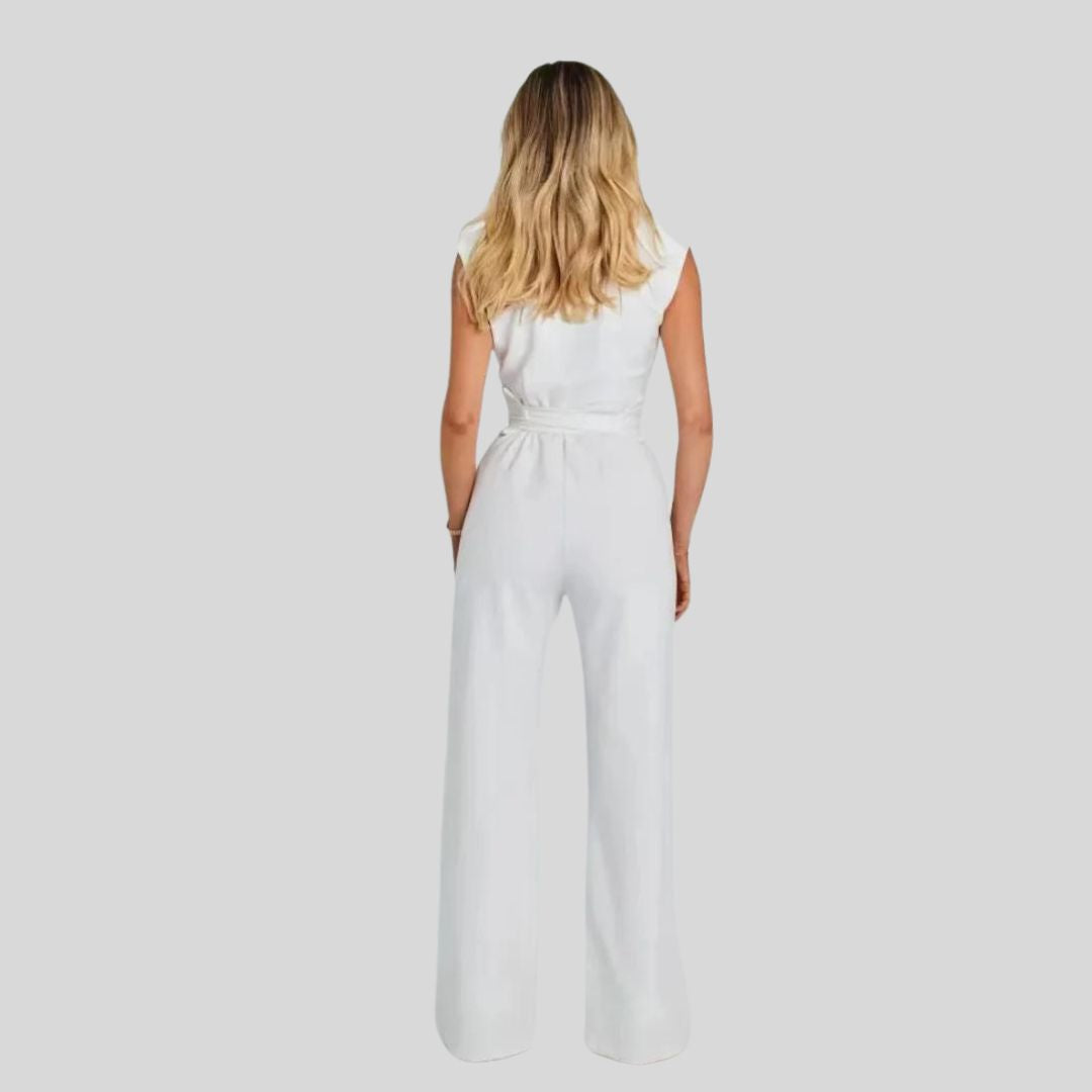 Elegant ermeløs jumpsuit med stramming i midjen