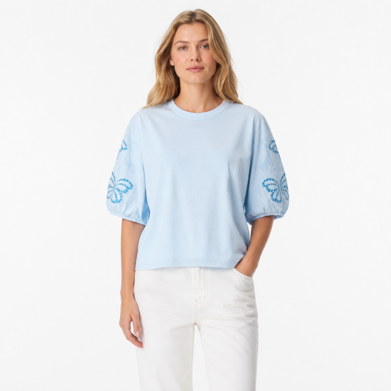 Hvit T-skjorte til Dame med Sommerfuglbroderi – Elegant Hollow Out Sommerstil – Blå T-skjorte