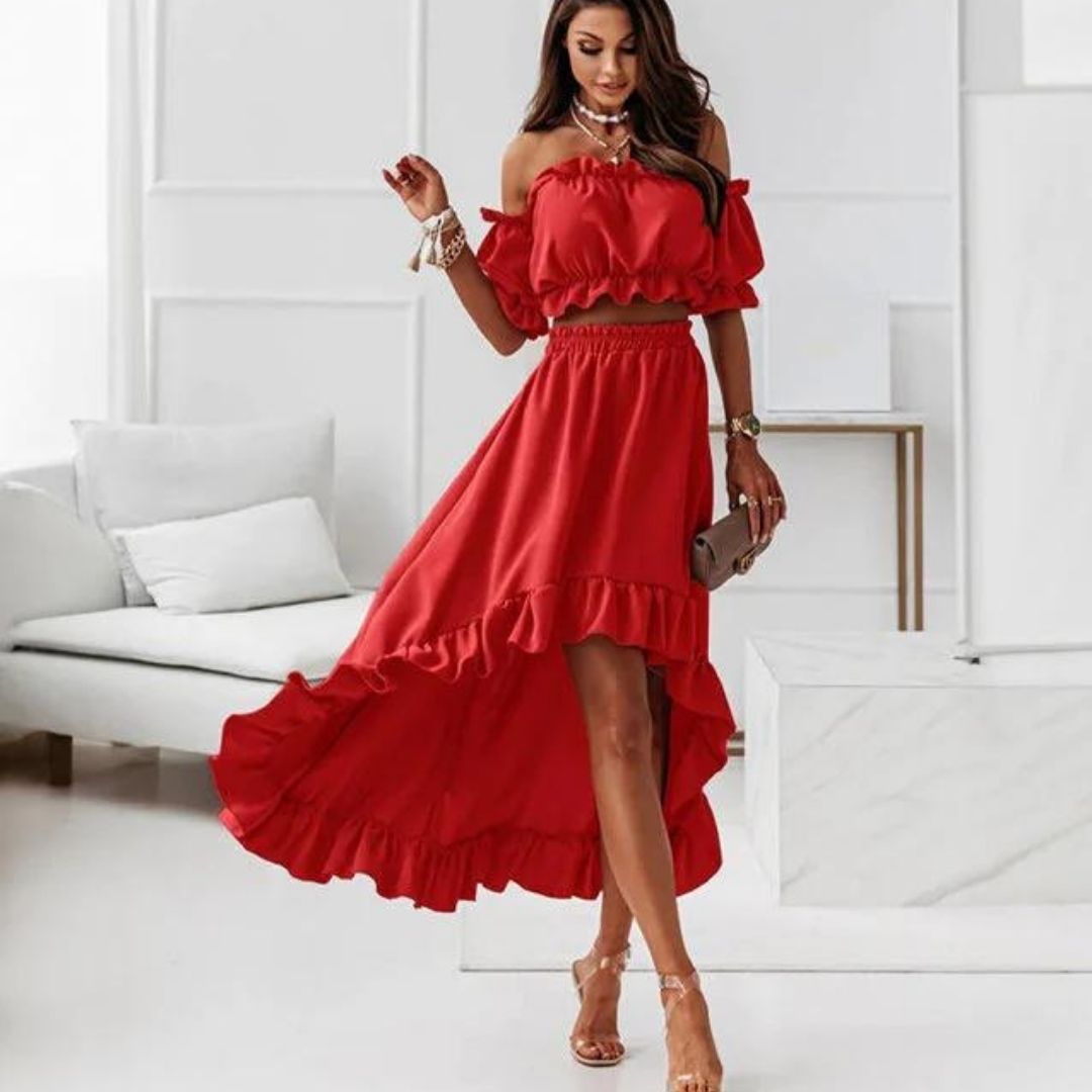 Kjole med off-the-shoulder-ruff og høy, lav nederkant