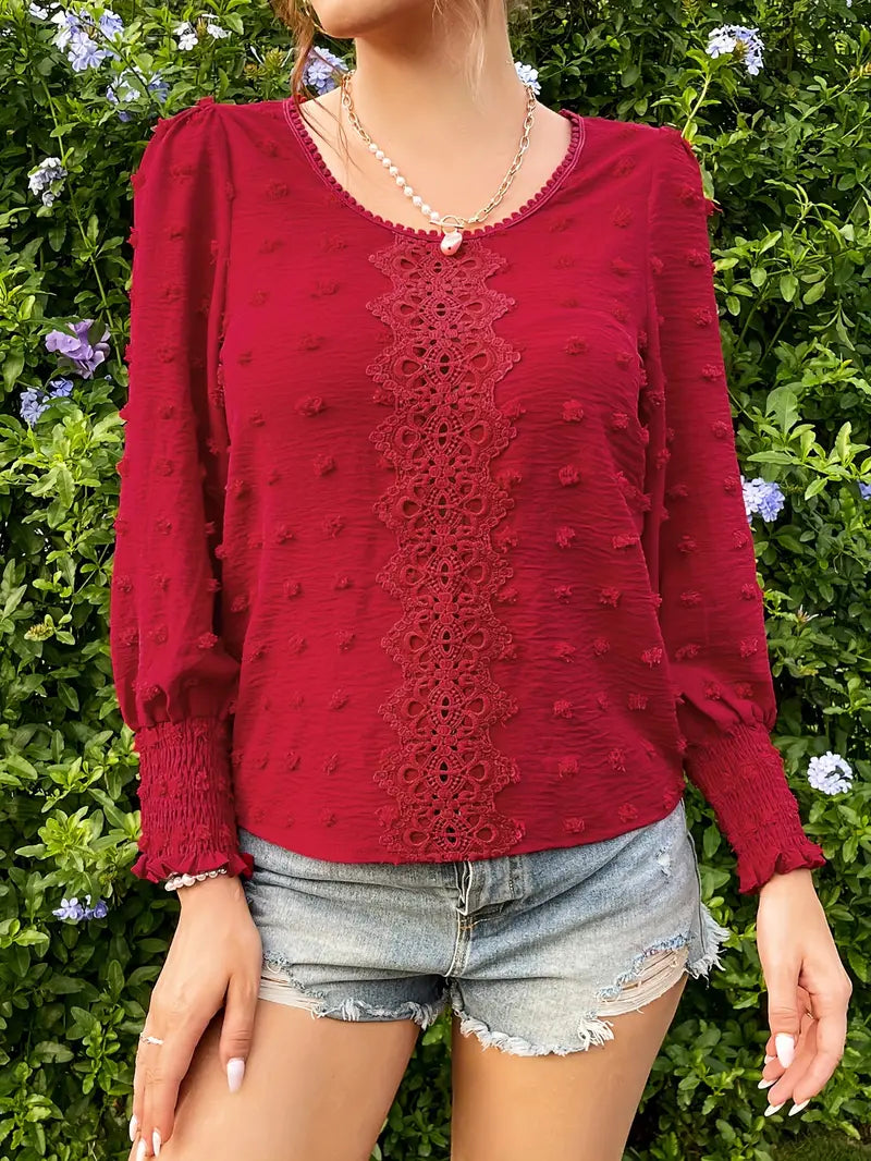 Elegant bluse med sveitsiske prikker og rund utringning