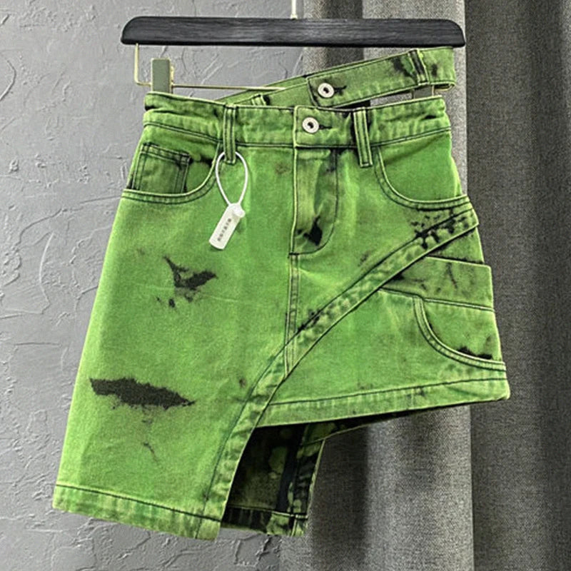 Trendy denimskjørt med asymmetrisk snitt og batikkdesign