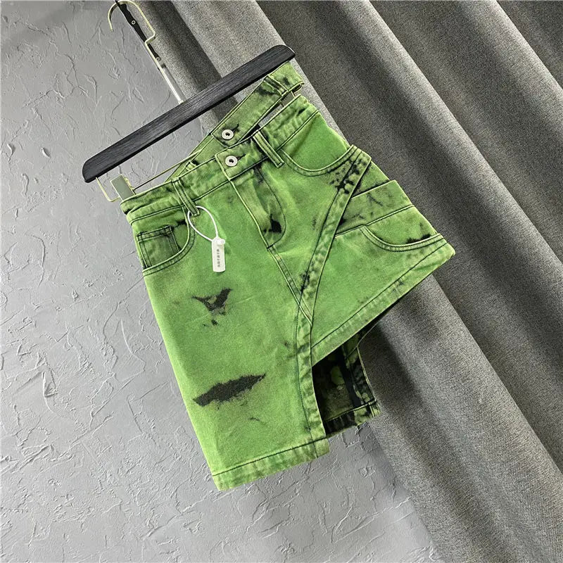 Trendy denimskjørt med asymmetrisk snitt og batikkdesign