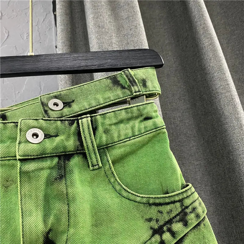 Trendy denimskjørt med asymmetrisk snitt og batikkdesign