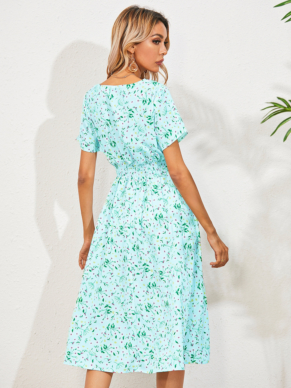 Elegant sommerkjole med blomstertrykk