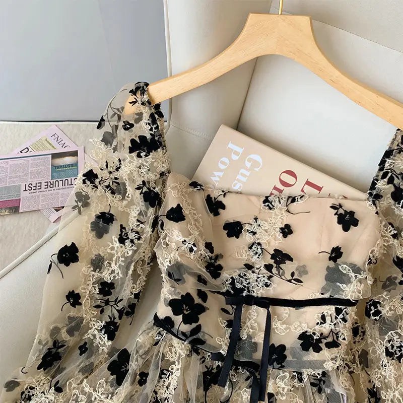 Sommerbluse i delikat retrostil med blomstermønster