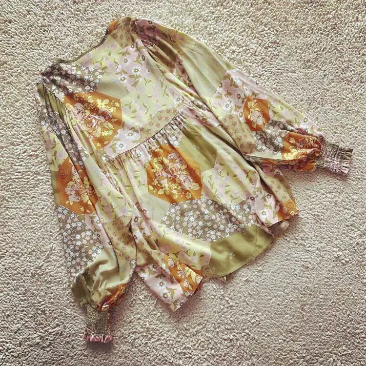 Lappeteppet boho-bluse med knapp