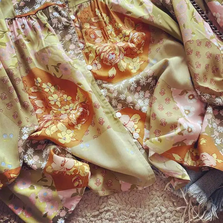 Lappeteppet boho-bluse med knapp