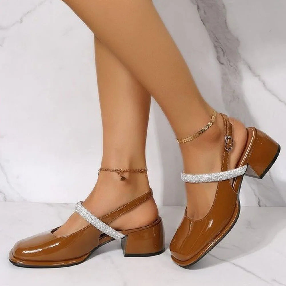 mary janes i lakk med glitrende remdetaljer