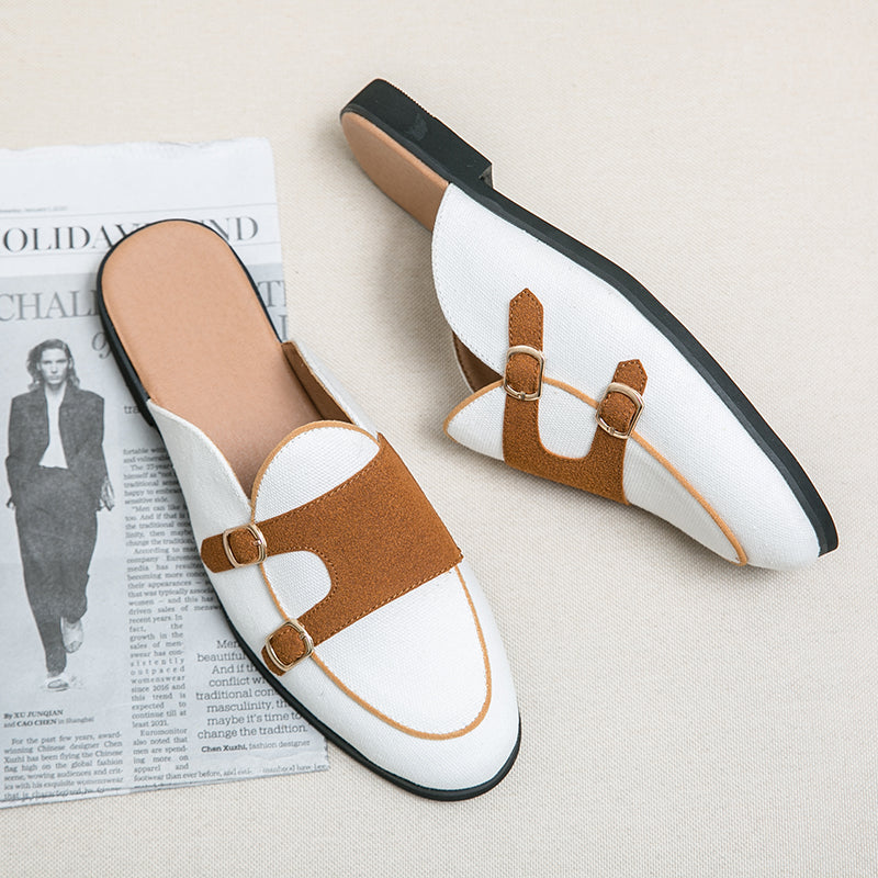 Moderne mules med spenner i tofarget look