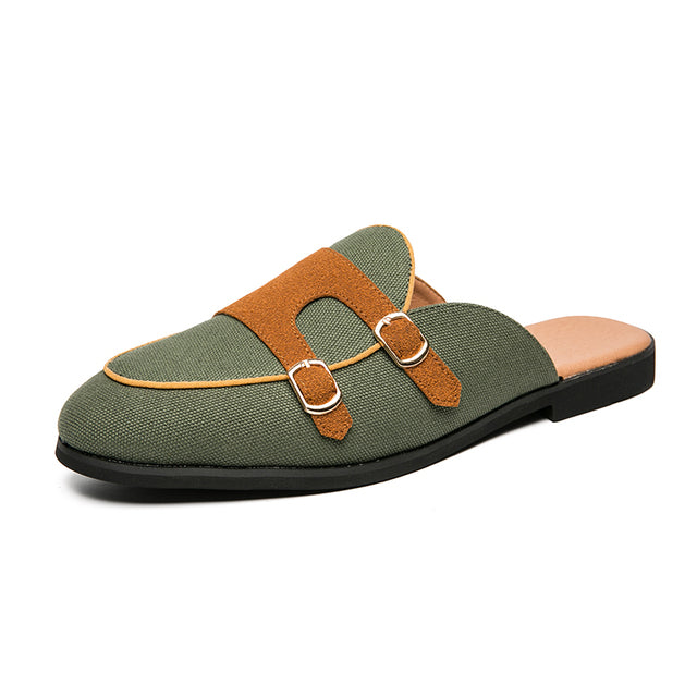 Moderne mules med spenner i tofarget look
