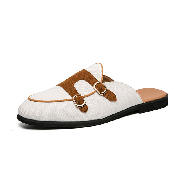 Moderne mules med spenner i tofarget look