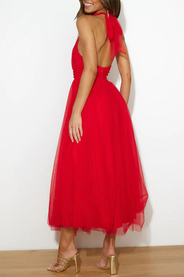 Celestia | A-formet midikjole i chiffonmesh med halterneck og rynket liv