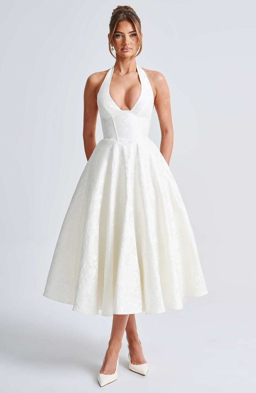 Celestine | A-formet midikjole i jacquard med dyp V-halterneck