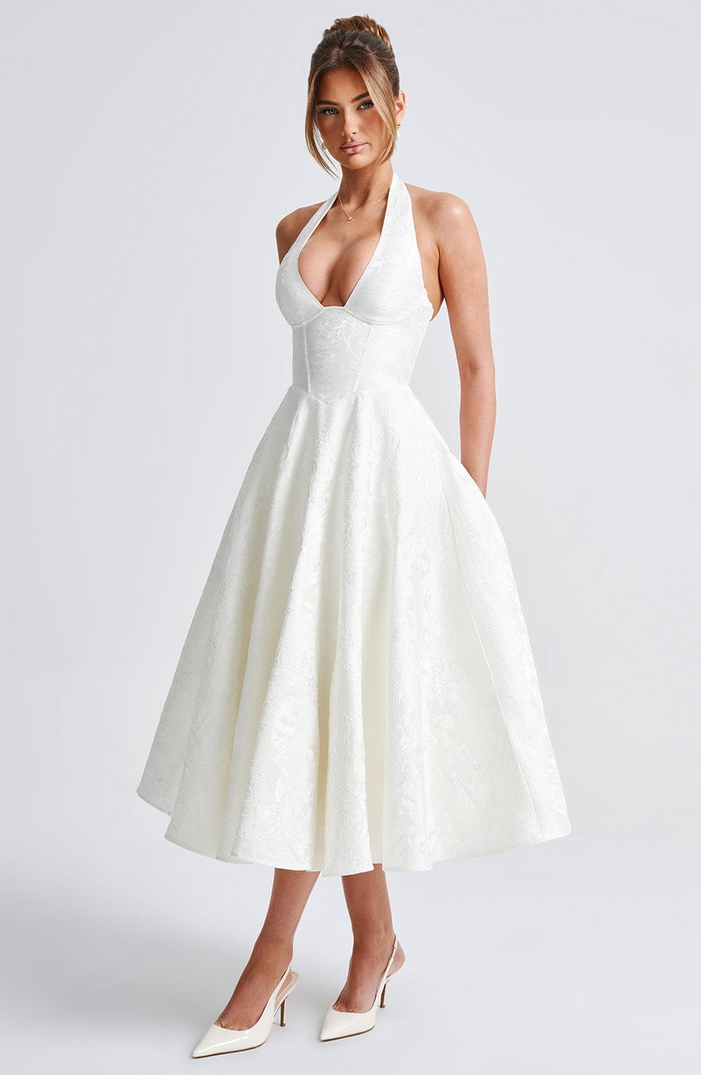 Celestine | A-formet midikjole i jacquard med dyp V-halterneck