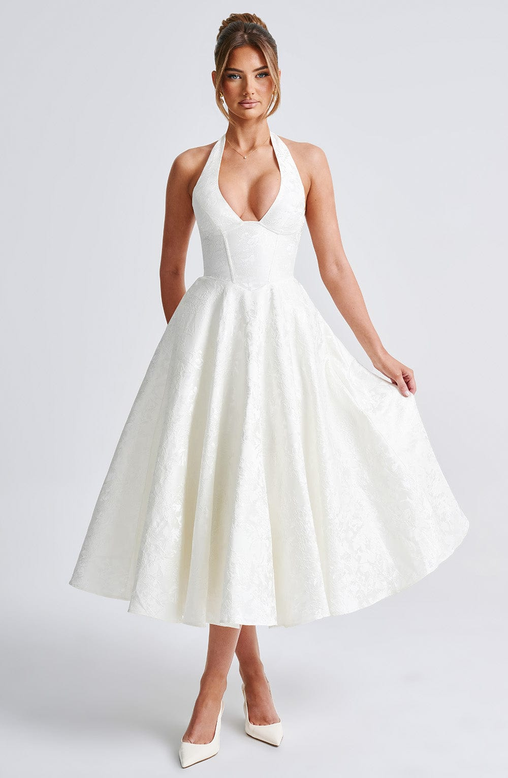 Celestine | A-formet midikjole i jacquard med dyp V-halterneck