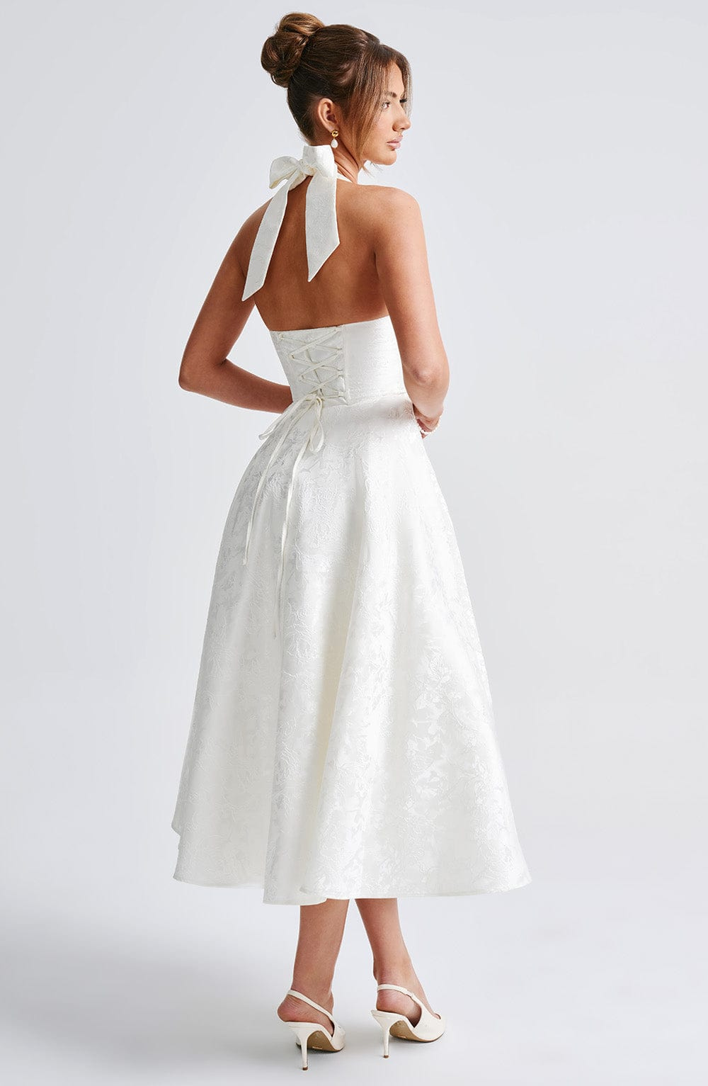 Celestine | A-formet midikjole i jacquard med dyp V-halterneck