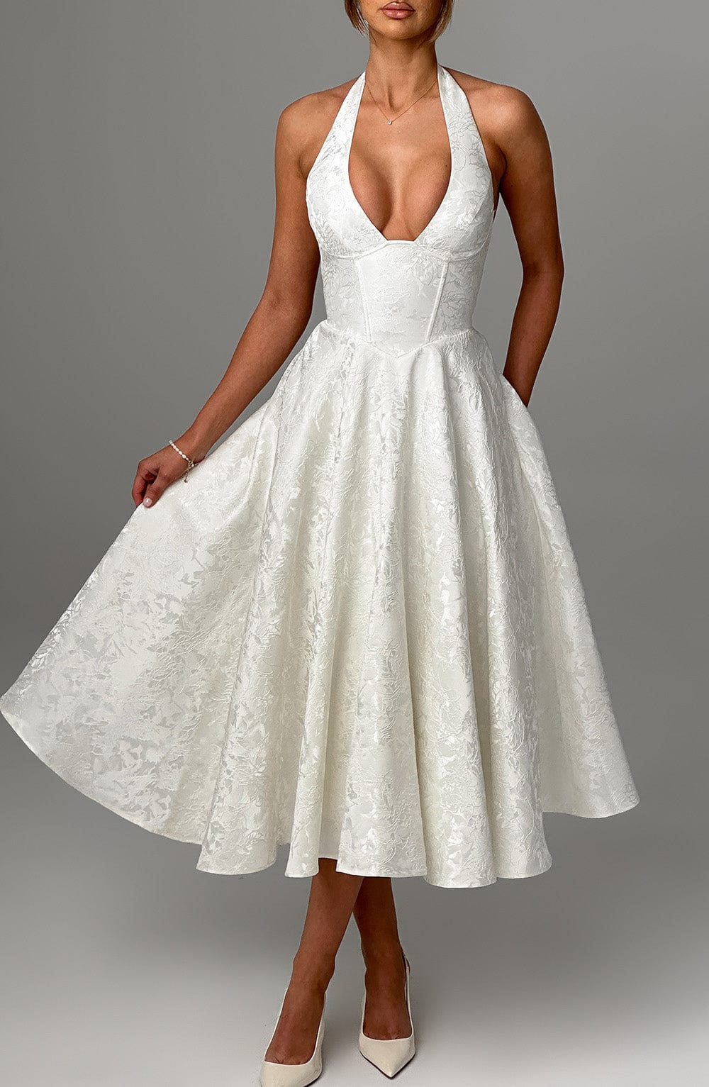 Celestine | A-formet midikjole i jacquard med dyp V-halterneck