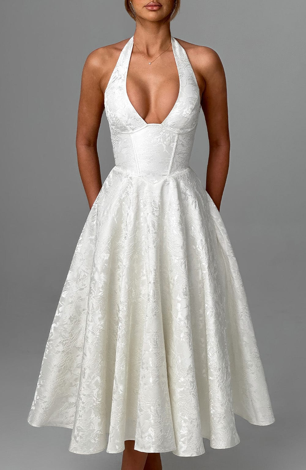 Celestine | A-formet midikjole i jacquard med dyp V-halterneck