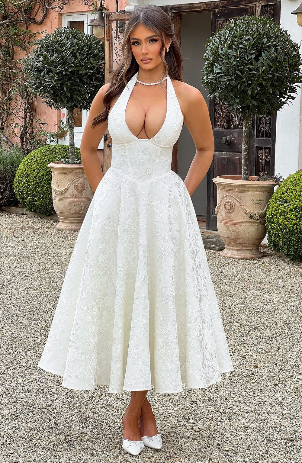 Celestine | A-formet midikjole i jacquard med dyp V-halterneck