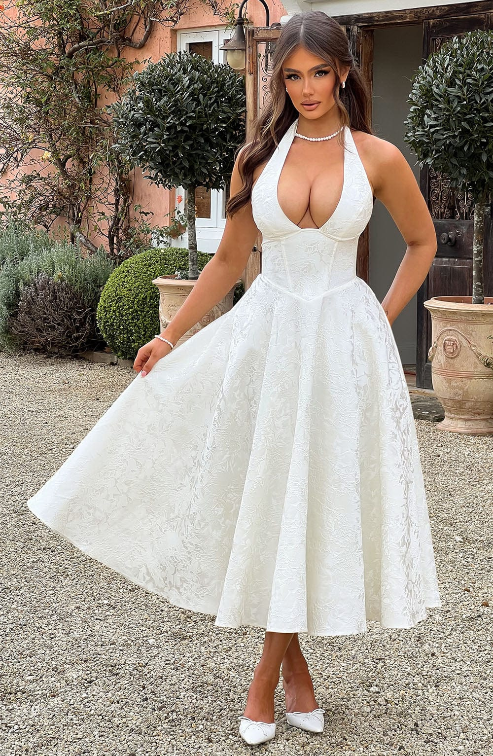 Celestine | A-formet midikjole i jacquard med dyp V-halterneck