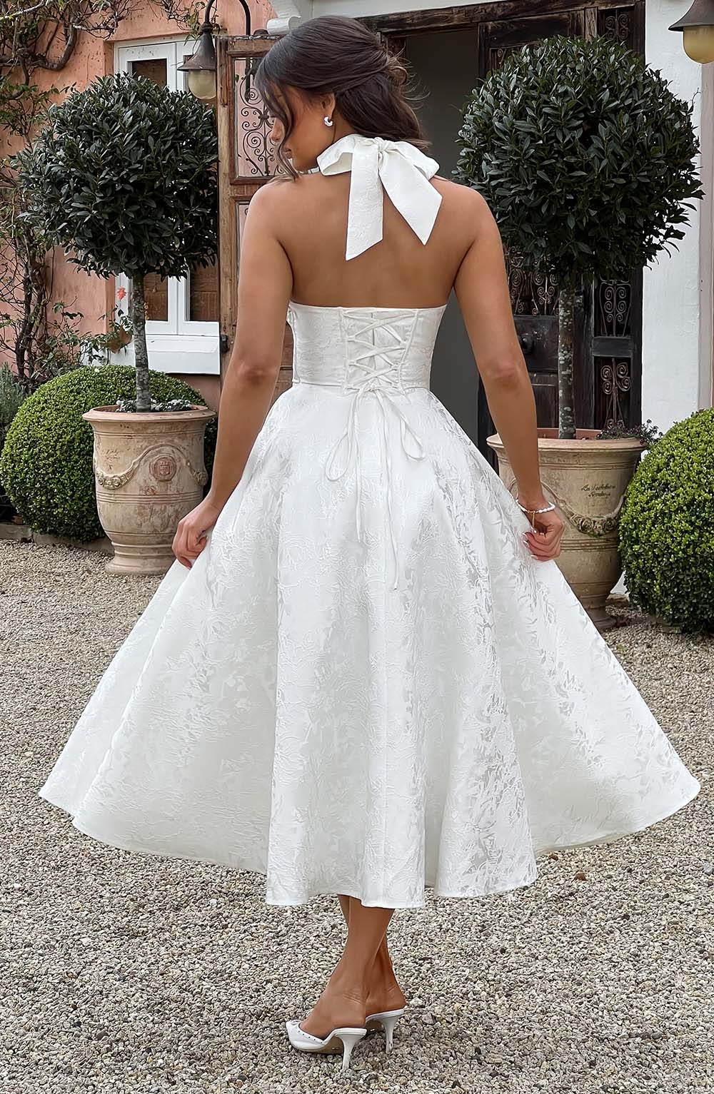 Celestine | A-formet midikjole i jacquard med dyp V-halterneck