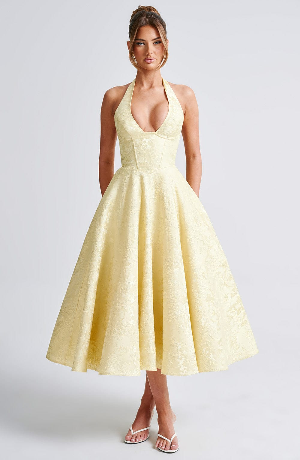 Celestine | A-formet midikjole i jacquard med dyp V-halterneck
