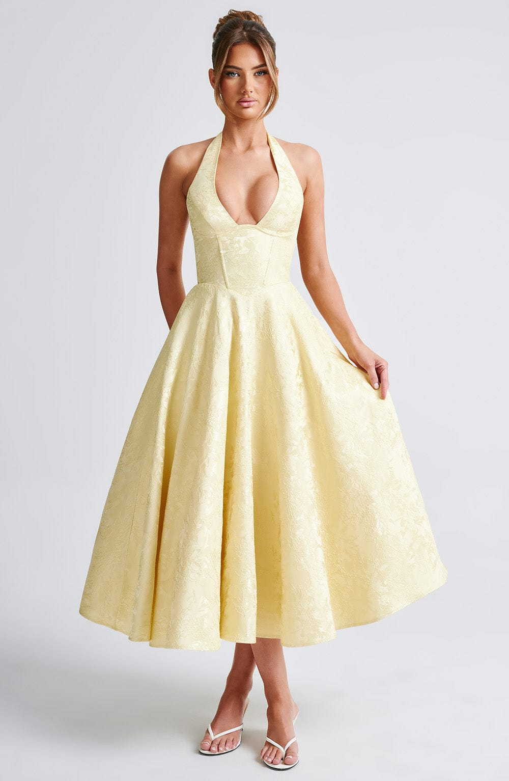 Celestine | A-formet midikjole i jacquard med dyp V-halterneck