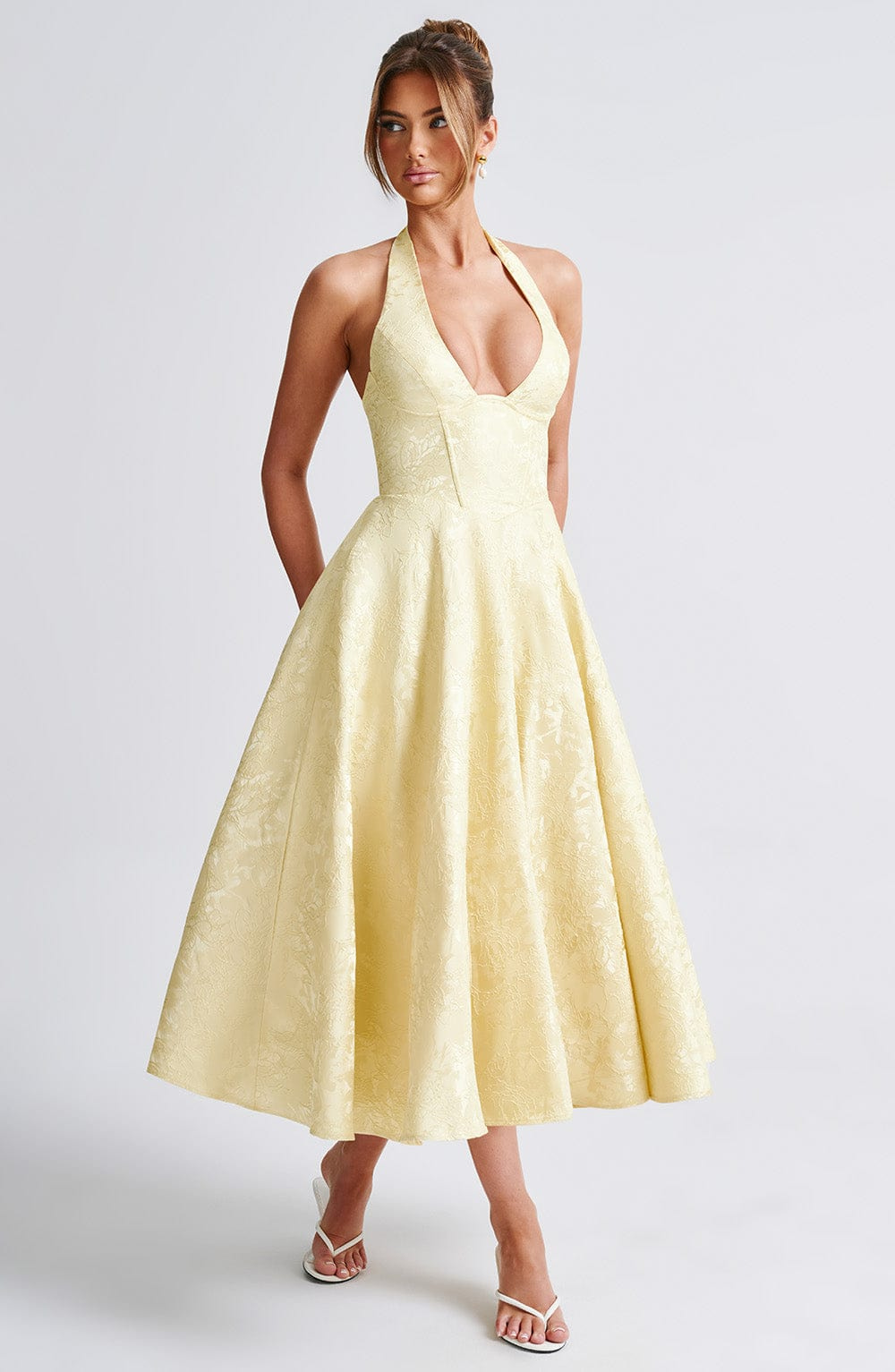 Celestine | A-formet midikjole i jacquard med dyp V-halterneck