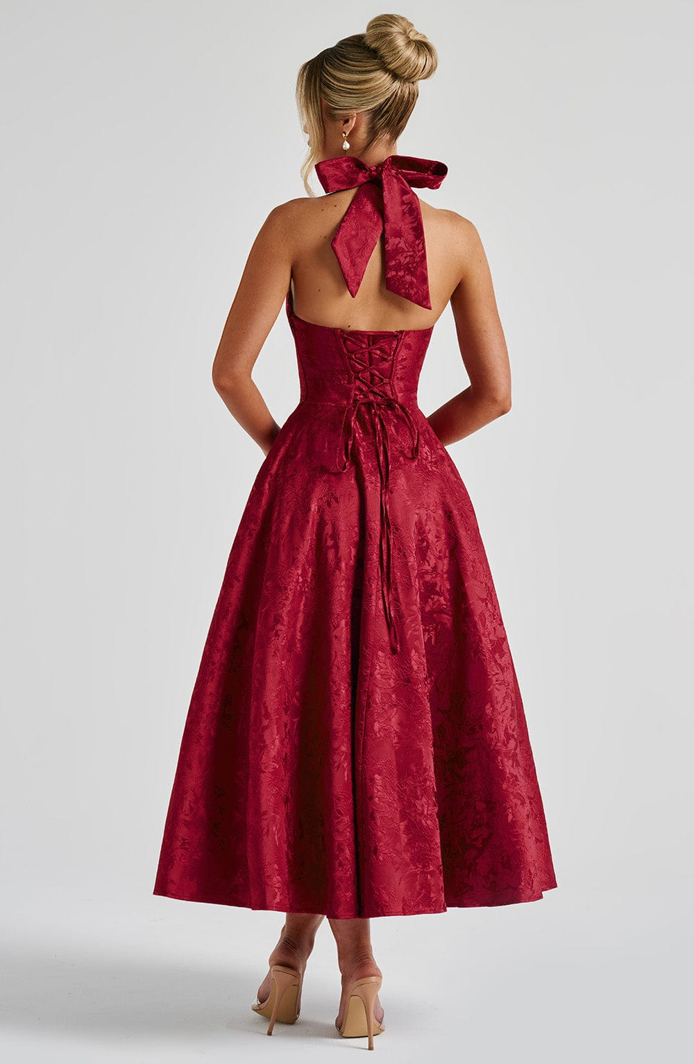 Celestine | A-formet midikjole i jacquard med dyp V-halterneck