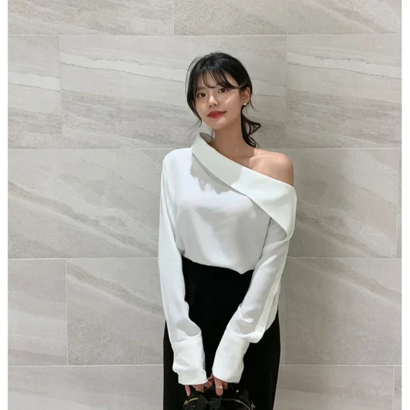 Elegant bluse for kvinner med asymmetrisk krage