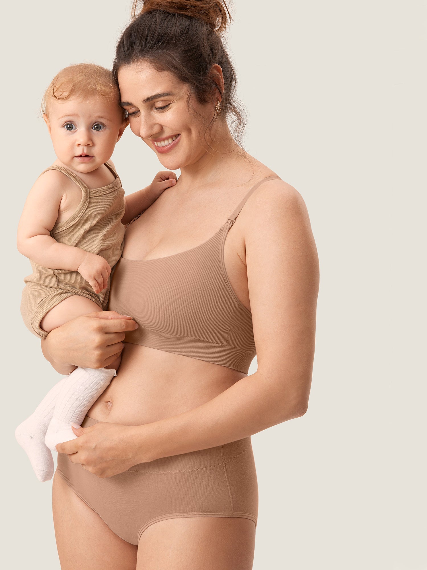 Ammebh uten bøyle i ribbestrikk – myk ammebralette med avtakbare innlegg