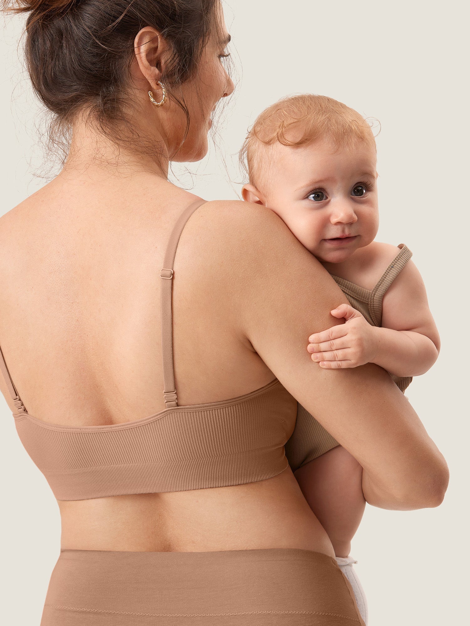 Ammebh uten bøyle i ribbestrikk – myk ammebralette med avtakbare innlegg