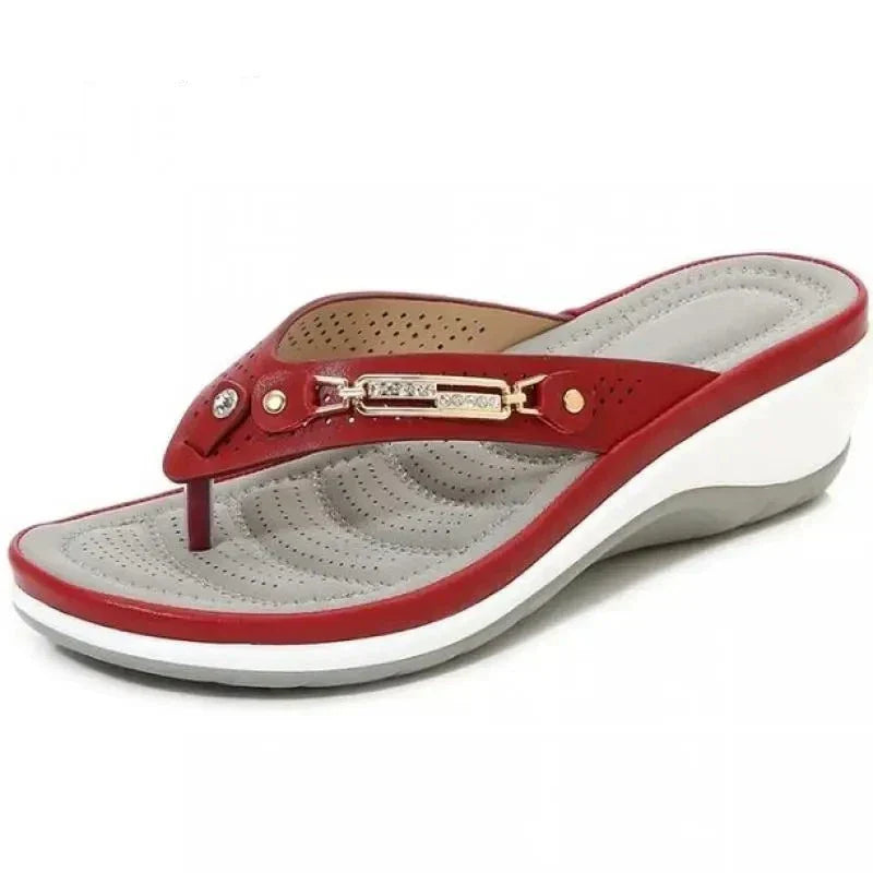 Sandaler med kilehæl for sommeren