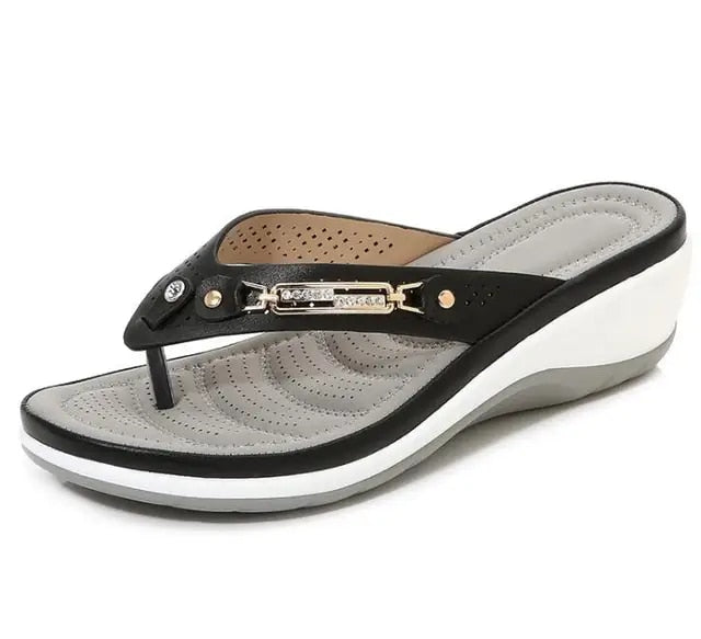 Sandaler med kilehæl for sommeren