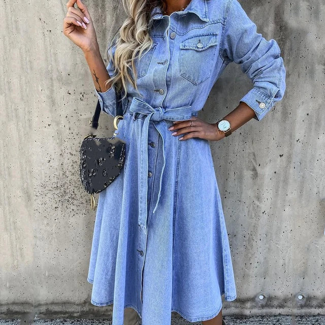 Lang, enkelbrystet kjole med lommer i denim