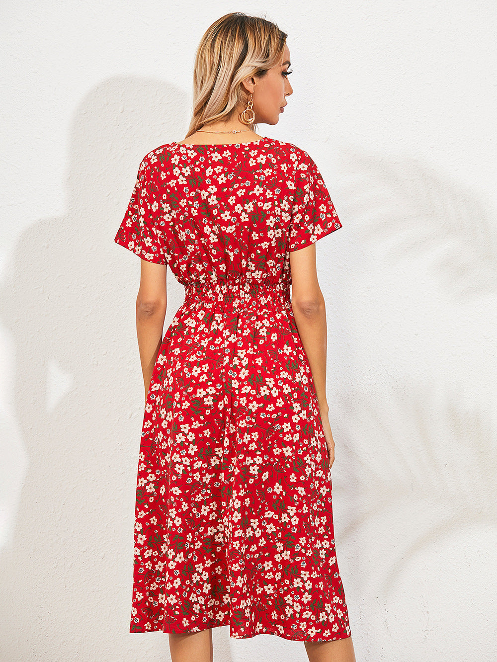 Elegant sommerkjole med blomstertrykk