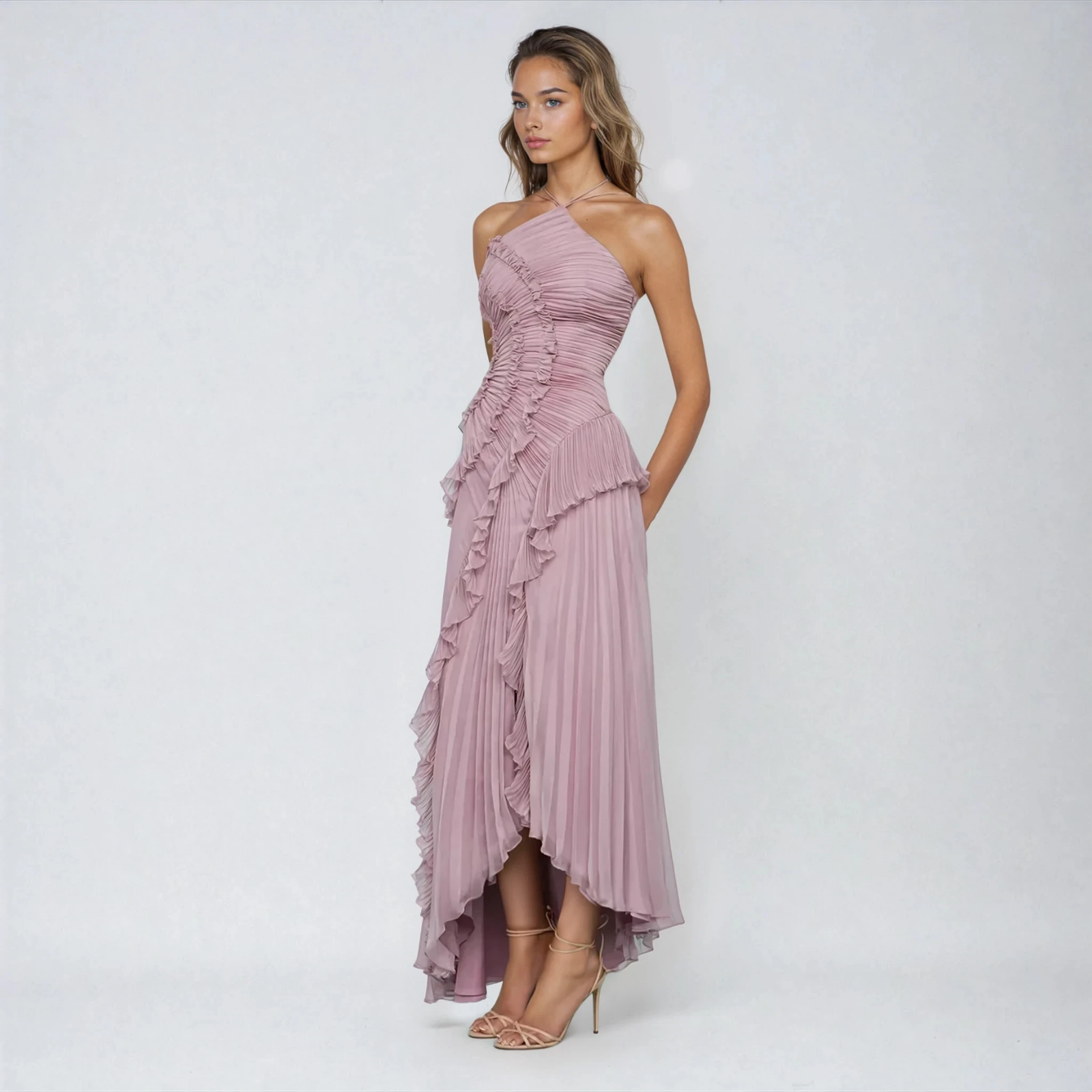 Elowen | Plissert hi-low-maxikjole i lilla chiffon med volanger og halterneck – S