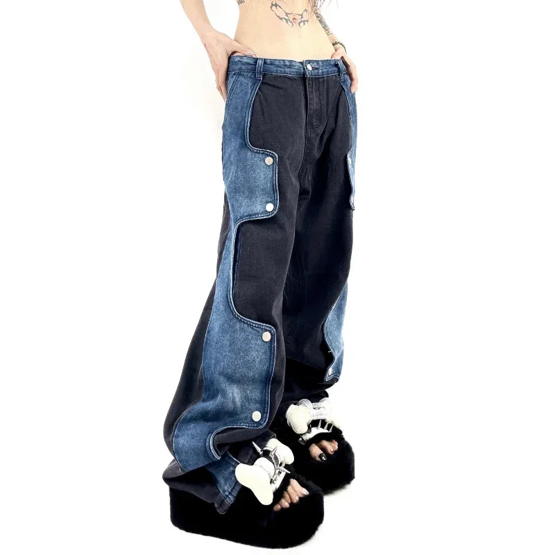 Overdimensjonert denimbukse med kontrastfarget lappeteppe-look