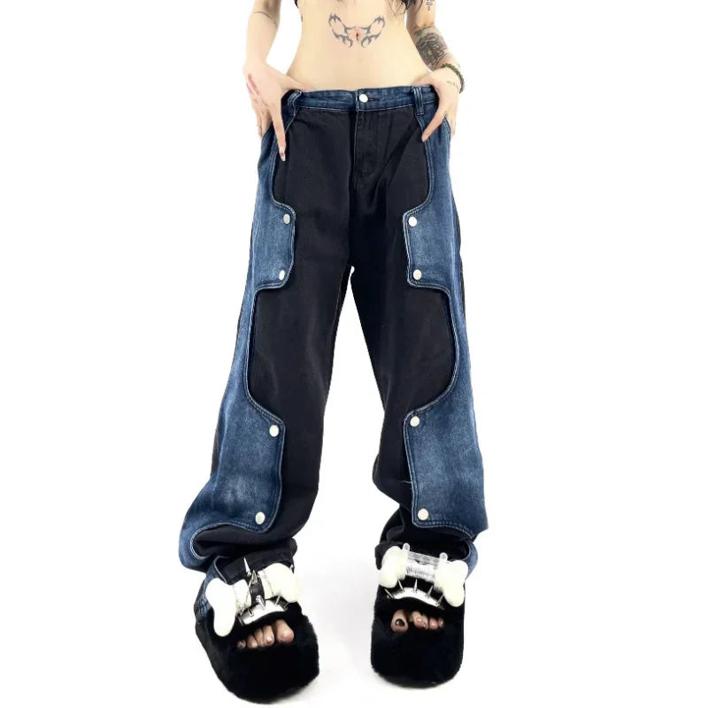 Overdimensjonert denimbukse med kontrastfarget lappeteppe-look