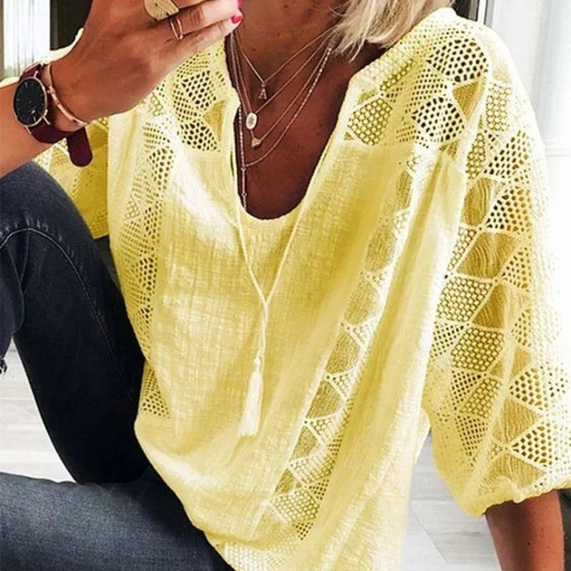 Fasjonabel blondebluse med V-utringning