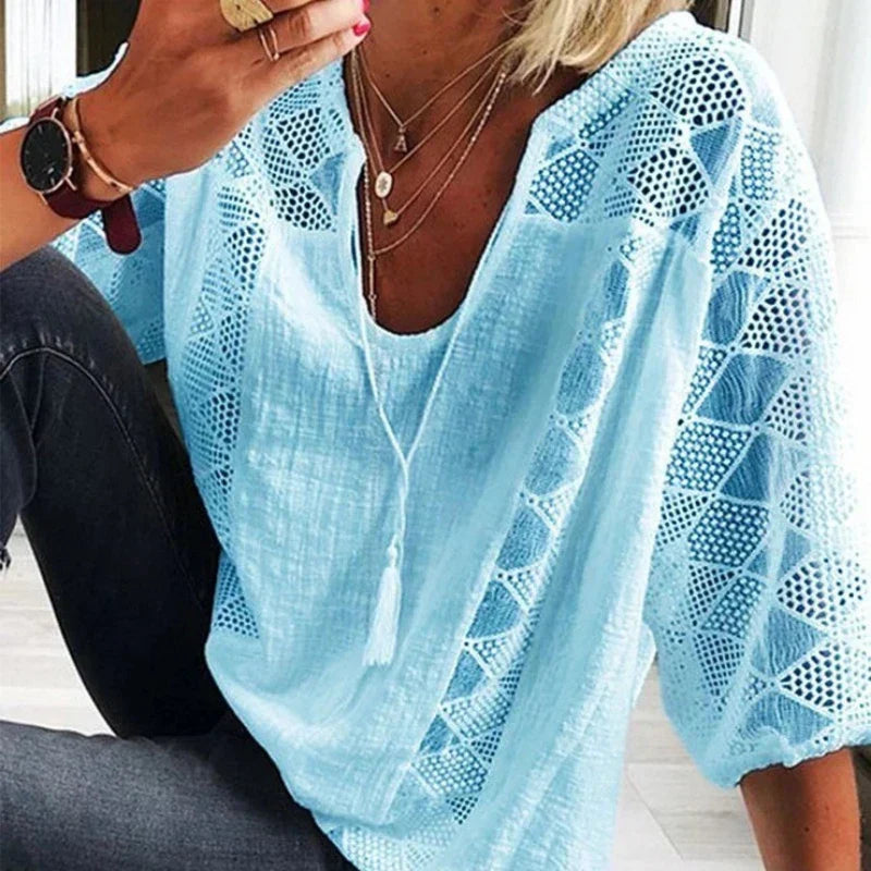 Fasjonabel blondebluse med V-utringning