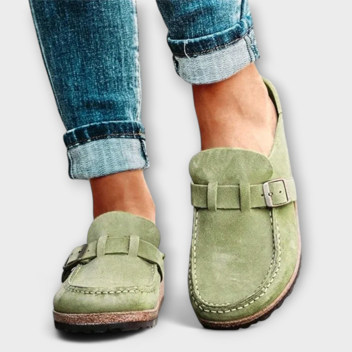 Fenna | Slip-on-tresko i semsket skinn med spennestropp